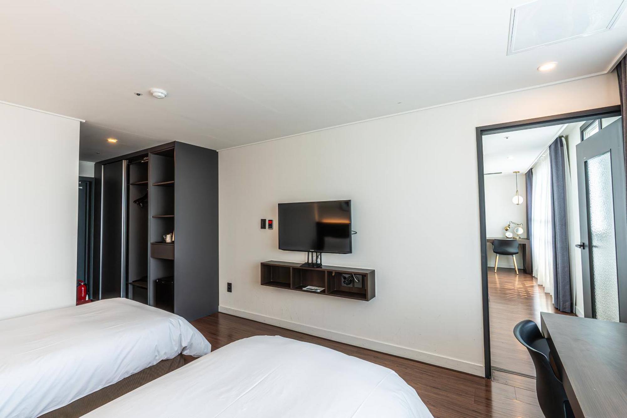 Hotel The Grang Jungmun Сеогвипо Екстериор снимка