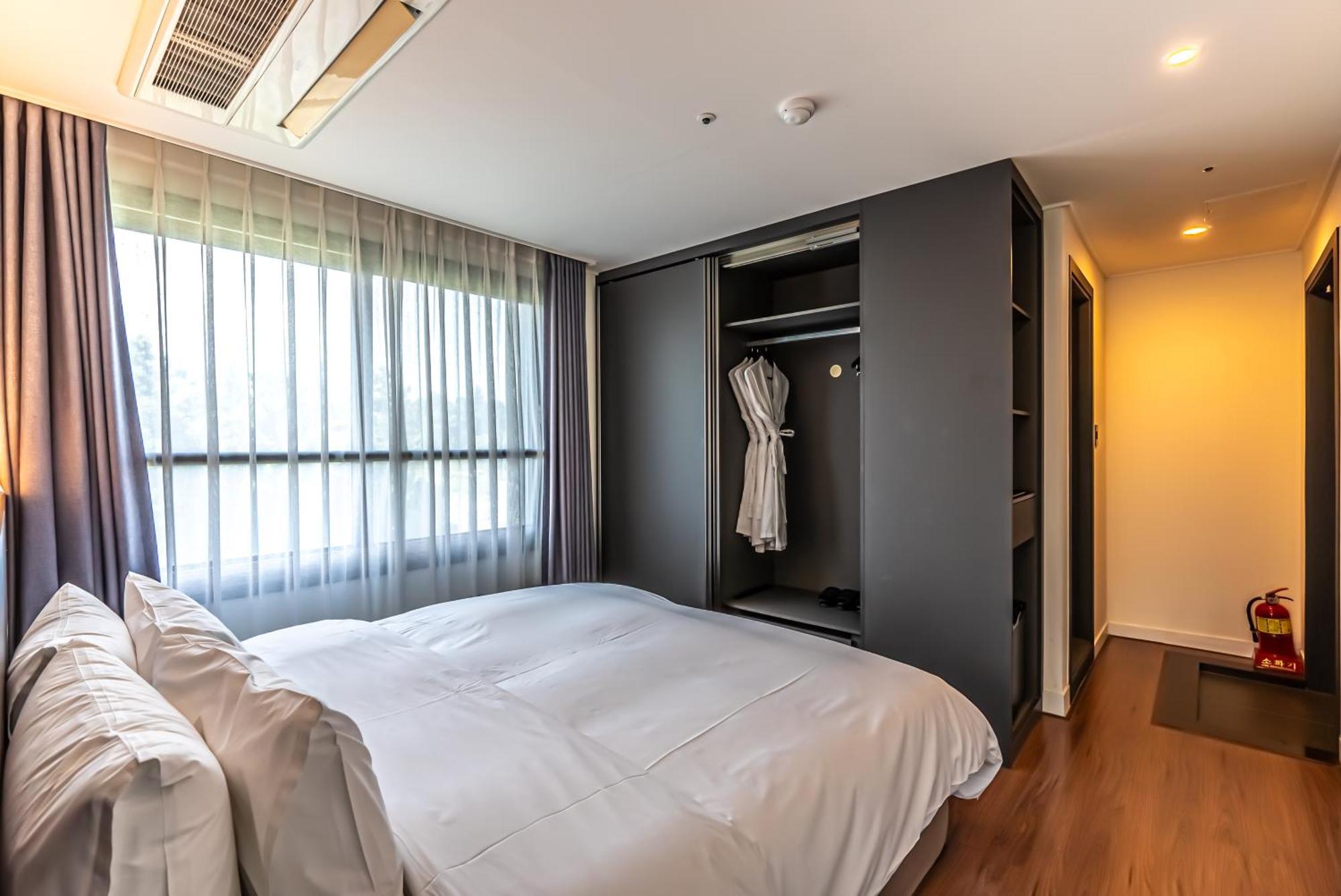 Hotel The Grang Jungmun Сеогвипо Екстериор снимка