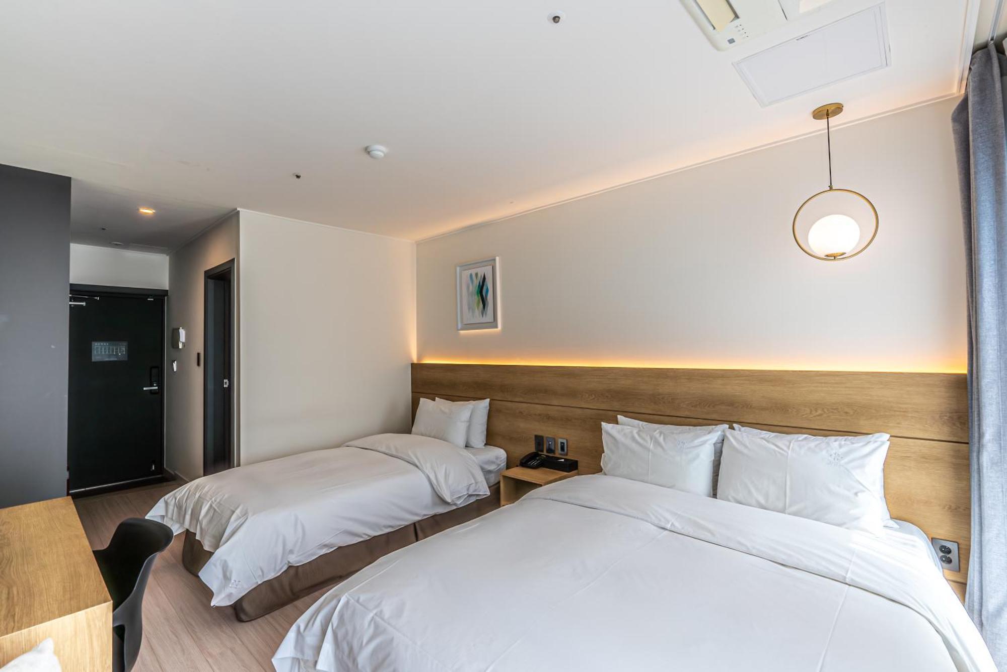 Hotel The Grang Jungmun Сеогвипо Екстериор снимка