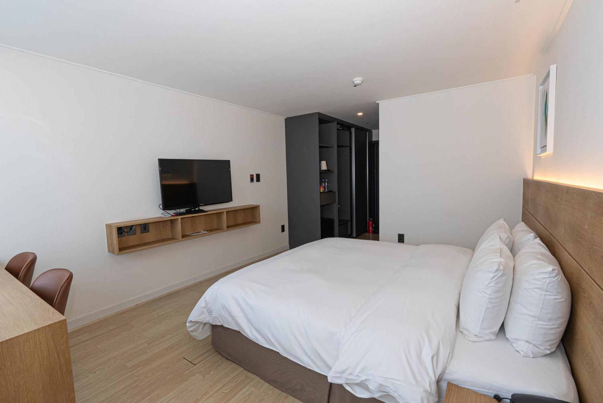 Hotel The Grang Jungmun Сеогвипо Екстериор снимка