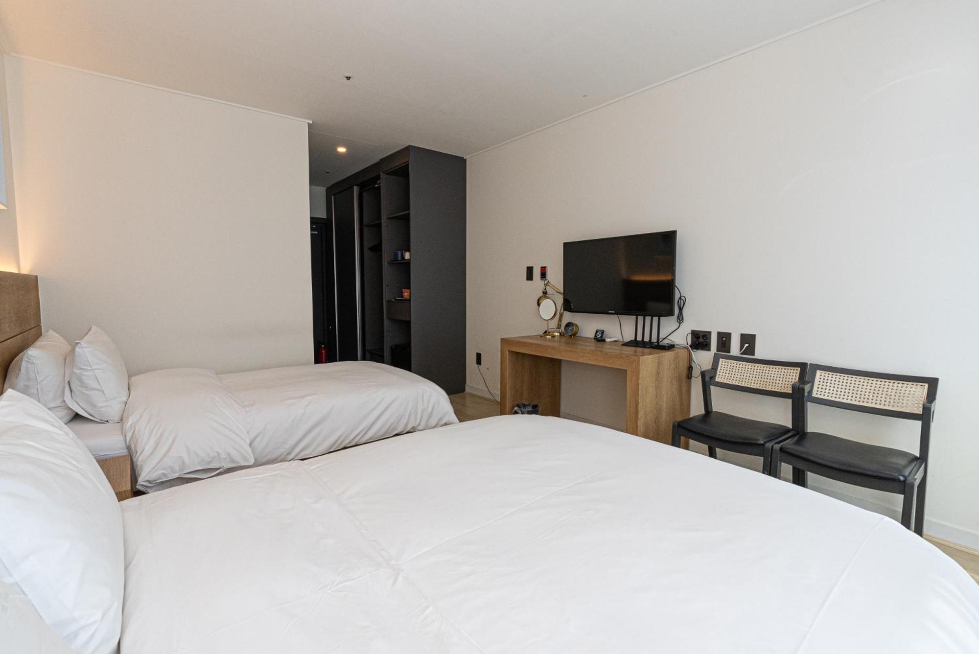 Hotel The Grang Jungmun Сеогвипо Екстериор снимка